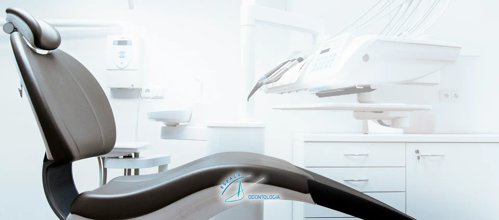 Imagem Hero de cadeira odontológica com logo espaço A